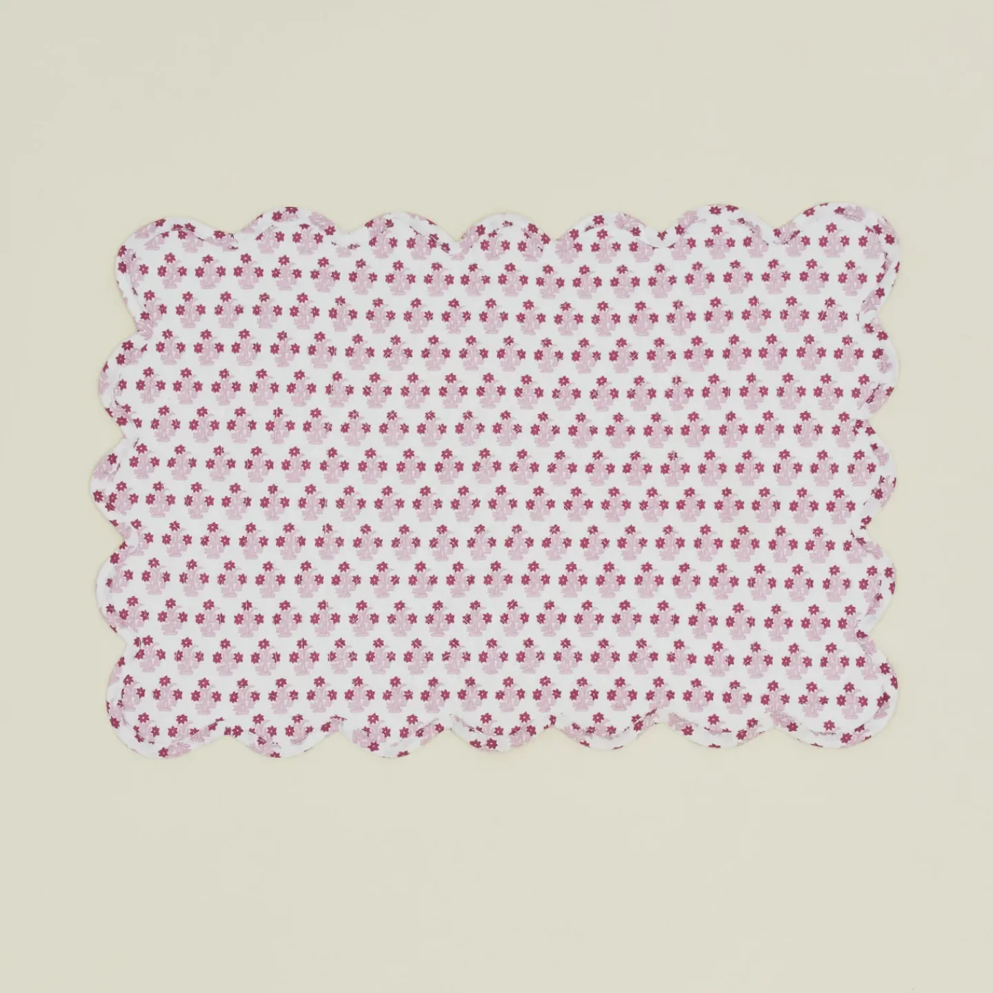 Trudie Table Linens^Abigail Scalloped Quilted Placemat