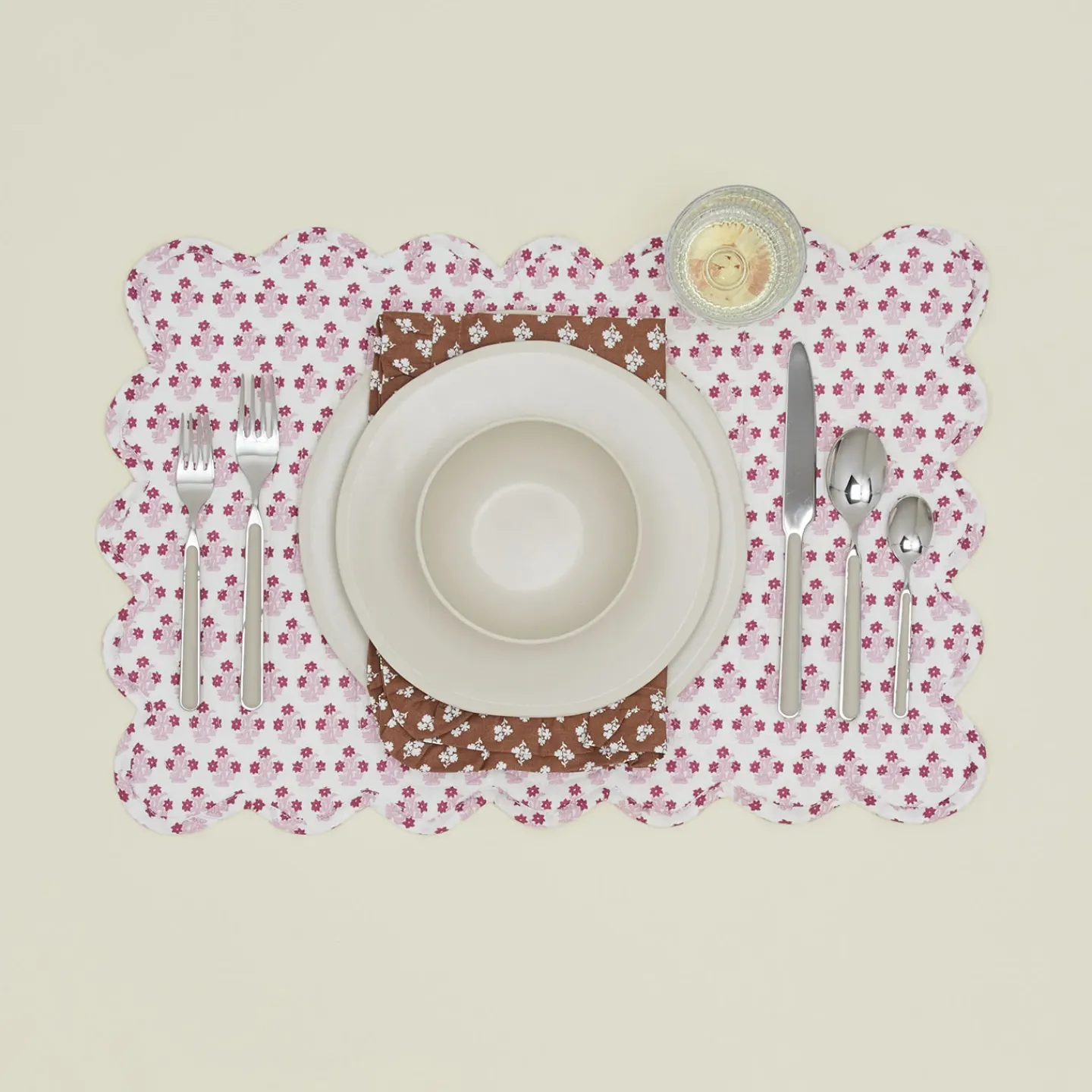 Trudie Table Linens^Abigail Scalloped Quilted Placemat