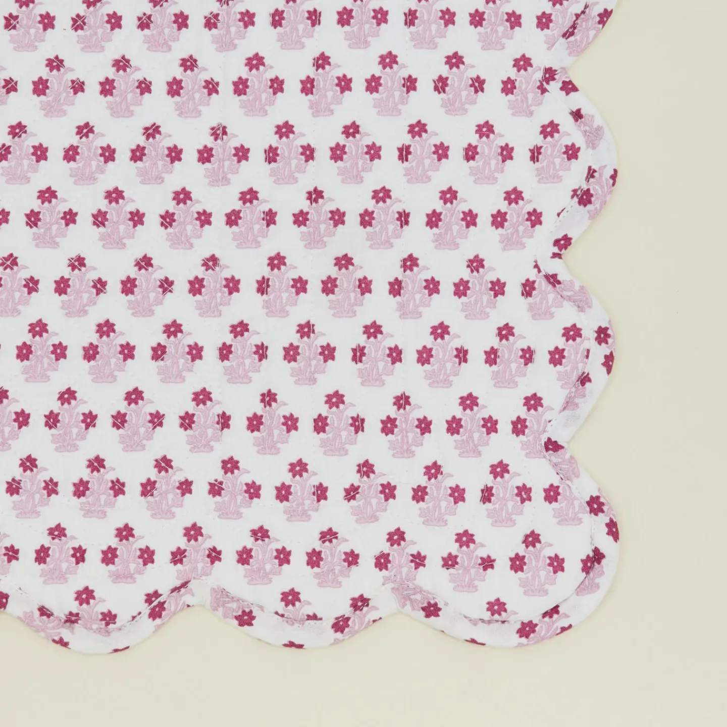 Trudie Table Linens^Abigail Scalloped Quilted Placemat