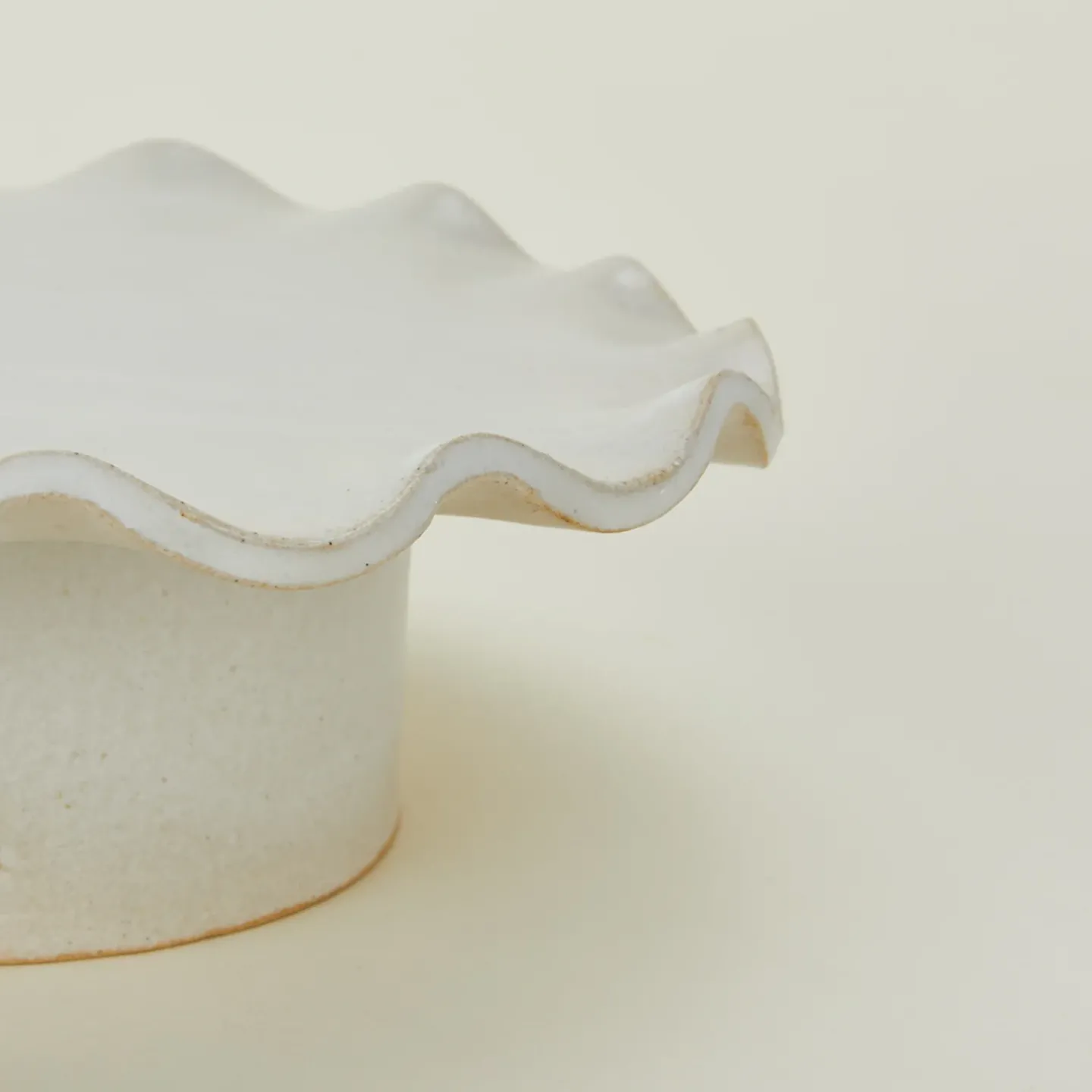 Salto Serveware^Ruffle Edge Pedestal